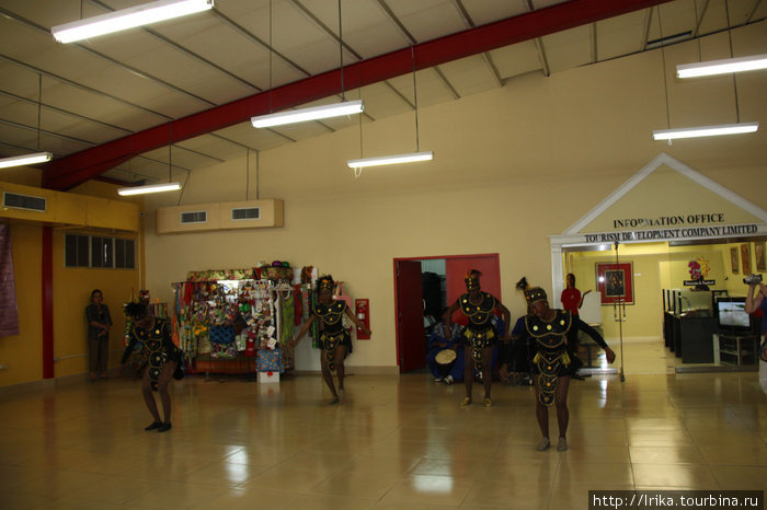 Национальные танцы для туристов в круизном терминале Тринидад и Тобаго