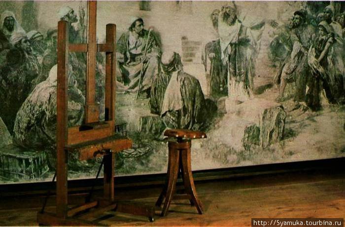 В мастерской экспонируется рабочая копия картины Христос и грешница, выполненная углем в размере примерно 3 на 6 метров. Тульская область, Россия