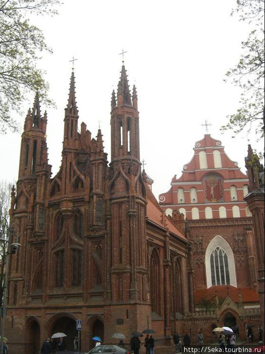 Костел Святой Анны слева Вильнюс, Литва