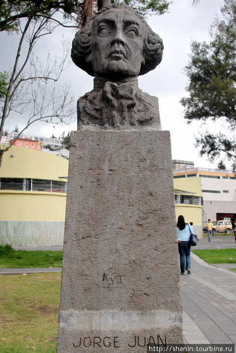 Бюст астронома Джорджа Хуана возле обсерватории в Кито