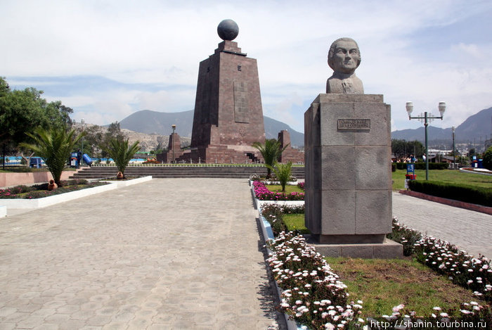 Аллея астрономов идет от входа на территорию мемориального комплекса к монументу экватора Кито, Эквадор