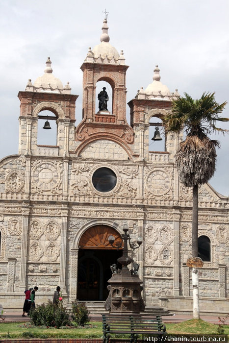 Вход в собор Санта Барбара Риобамба, Эквадор