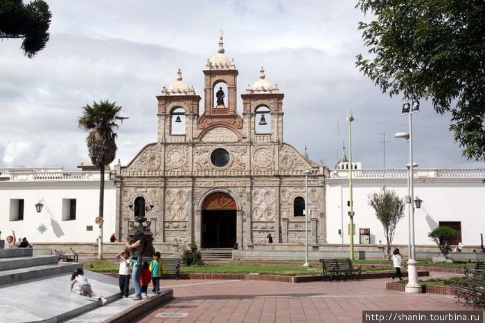 Площадь с собором Санта Барбара Риобамба, Эквадор