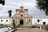 Площадь с собором Санта Барбара