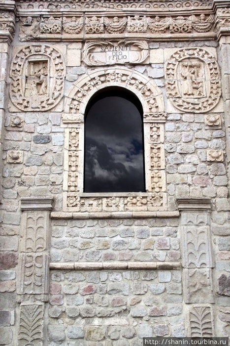 Окно собора Санта Барбары Риобамба, Эквадор
