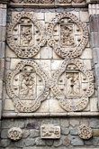 Резьба по камню на фасаде собора Санта Барбары