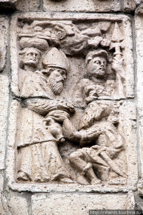 Барельеф на фасаде собора