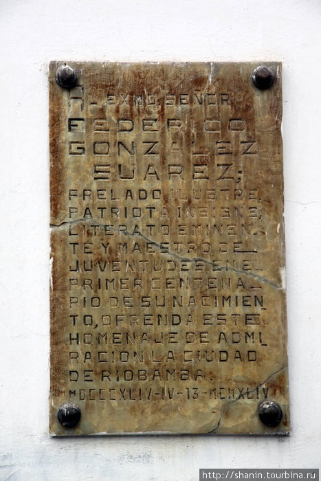 Табличка на здании собора Санта Барбары