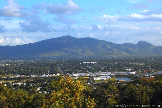 Вид с тропы на город и гору Стюарт Таунсвилл, Австралия