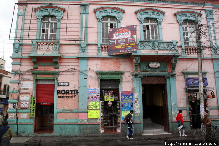 На главной улице много старых домов Риобамба, Эквадор