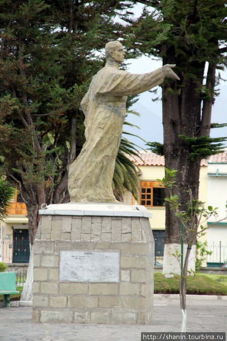 Памятник с протянутой рукой