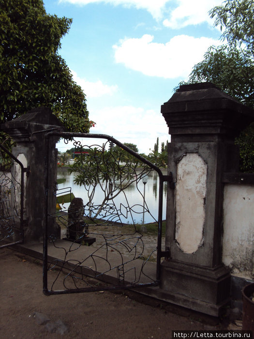Водный дворец Маюра Остров Ломбок, Индонезия
