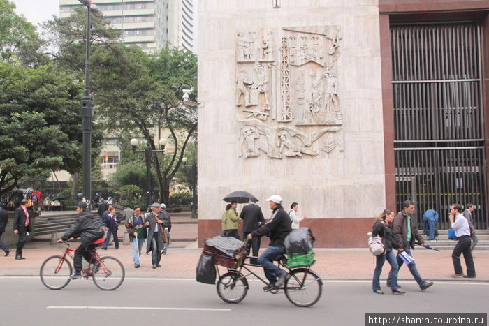Велосипедисты у Центрального банка Богота, Колумбия