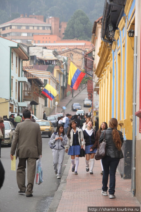 Школьницы на улице Богота, Колумбия