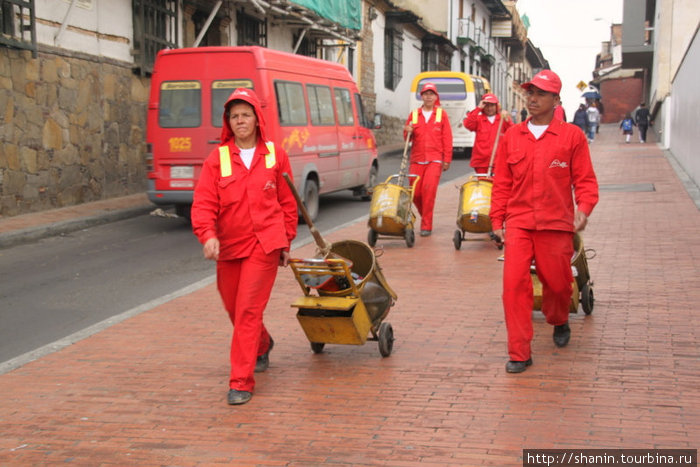 Уборщики все в красном Богота, Колумбия