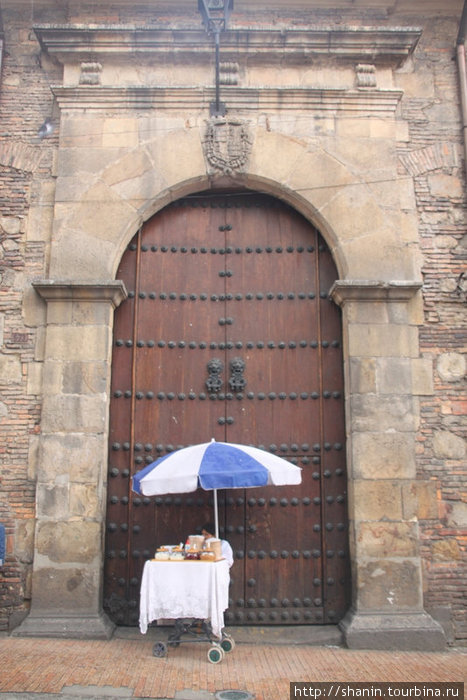 У бокового входа в Кафедральный собор Богота, Колумбия