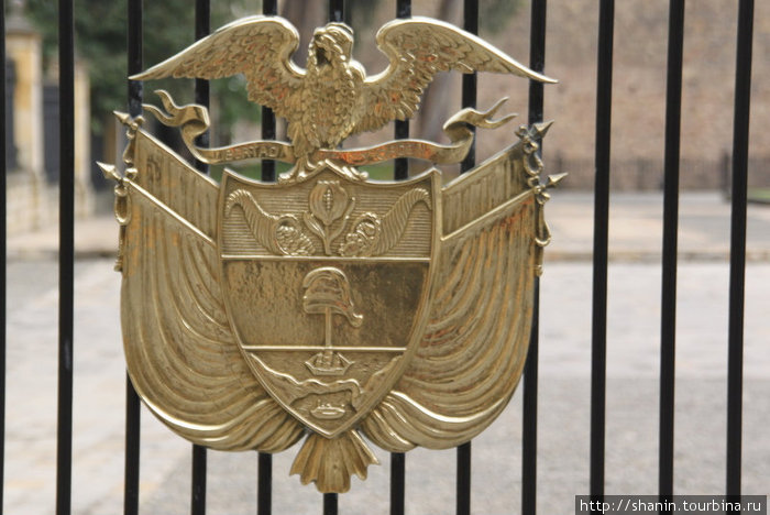 Герб на ограде Президентского дворца Богота, Колумбия