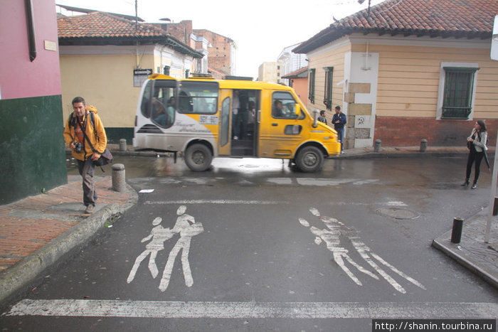 На узких улочках автобусу не развернуться, там работают маршрутные такси Богота, Колумбия