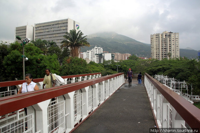 Мост между Старым и Новым городом в Кали Кали, Колумбия