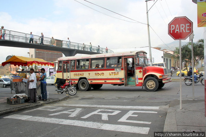 Автобус на городской улице Кали, Колумбия