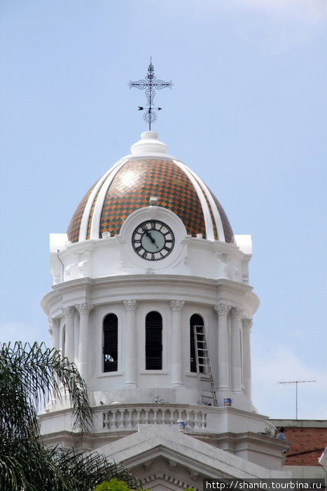Часы на башне церкви Кали, Колумбия