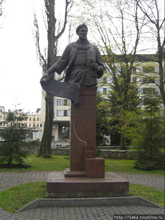 Памятник Мирзо Улугбеку Рига, Латвия
