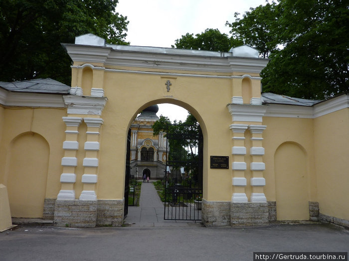 Вход на Никольское кладбище. Санкт-Петербург, Россия