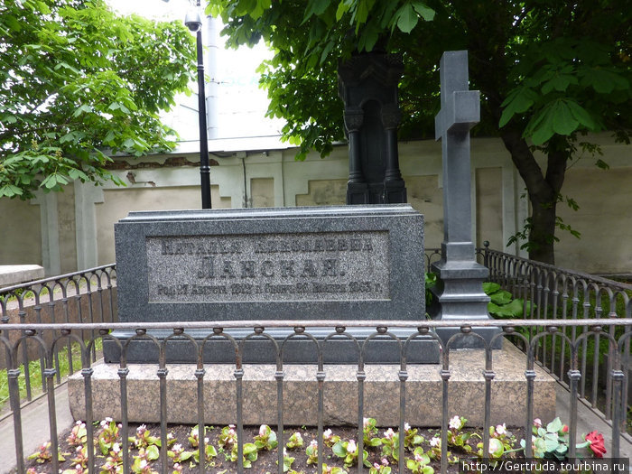 Надгробие Н.Н. Ланской на Лазаревском кладбище.