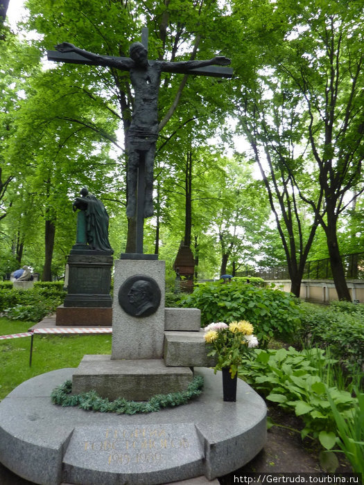 Надгробие Георгия  Товстоногова, главного режиссера БДТ  в Санкт-Петербурге.