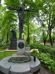 Надгробие Георгия  Товстоногова, главного режиссера БДТ  в Санкт-Петербурге.