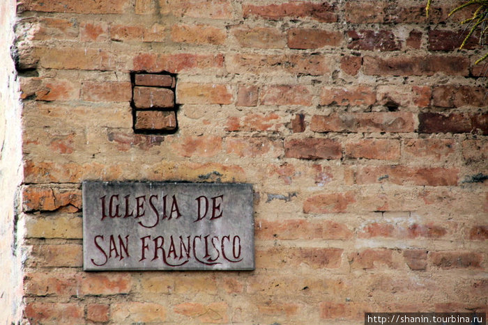 Табличка на стене церкви Кали, Колумбия