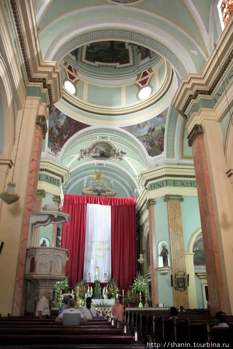 В церкви Сан Франциско в Кали Кали, Колумбия