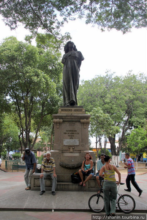 У памятника Мерседес Абрего Кукута, Колумбия