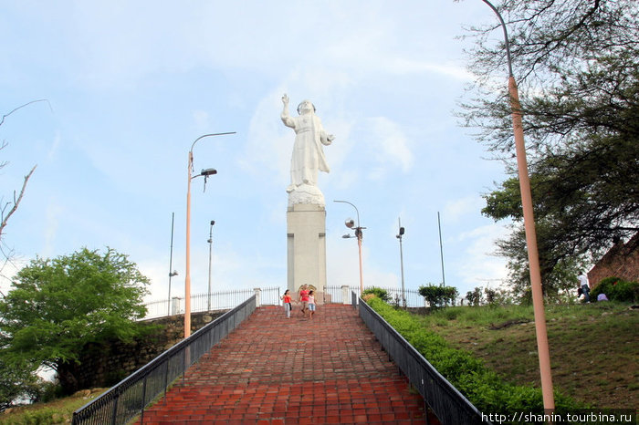 Ступени наверх, к статуе Христа Кукута, Колумбия