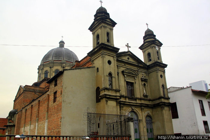 Фасад церкви Медельин, Колумбия