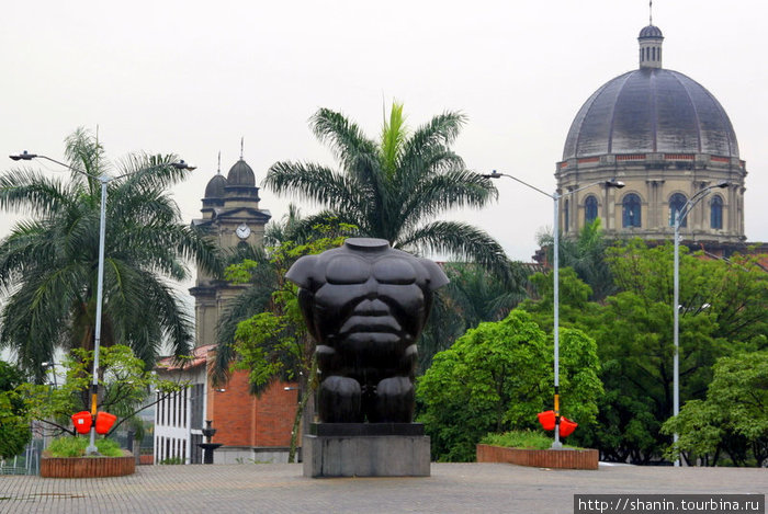 Торс на площади перед церковью Медельин, Колумбия