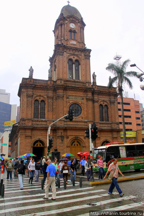 Пешеходный переход перед церковью Медельин, Колумбия