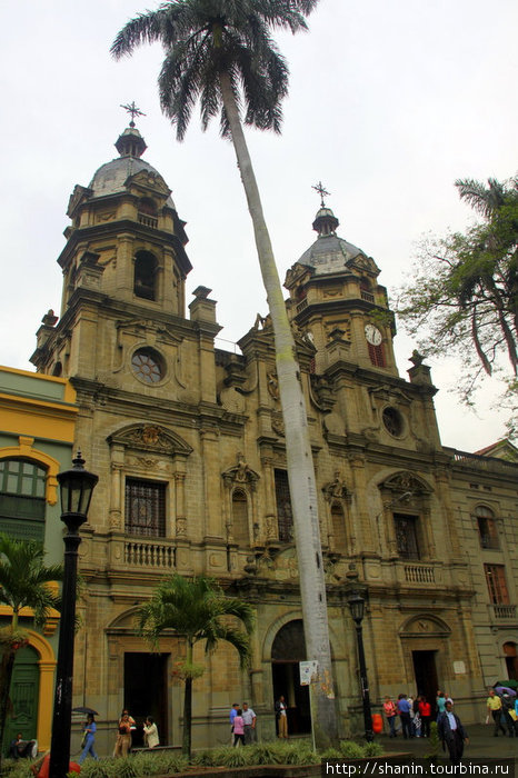 Кафедральный собор в центре Медельина Медельин, Колумбия
