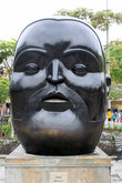 Одна из скульптур Фернандо Ботеро на улице в Медельине