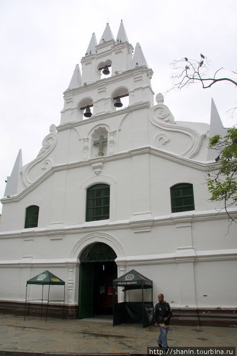 Вход в церковь Медельин, Колумбия