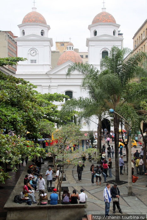Белая церковь Медельин, Колумбия