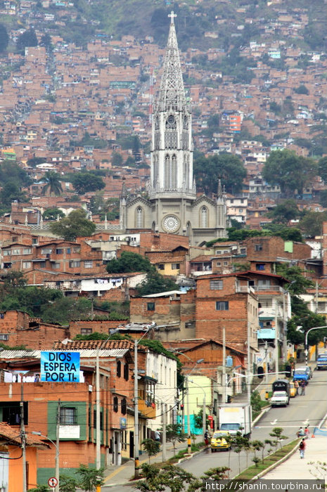 Церковь среди жилых зданий Медельин, Колумбия
