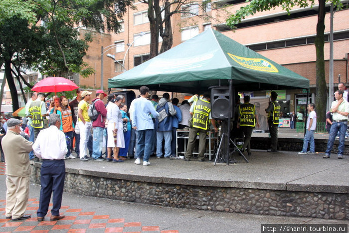 Полицейские выступают Медельин, Колумбия
