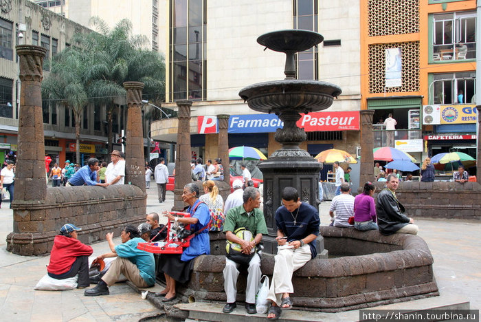 У фонтана Медельин, Колумбия