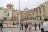 Здание колледжа в углу площади