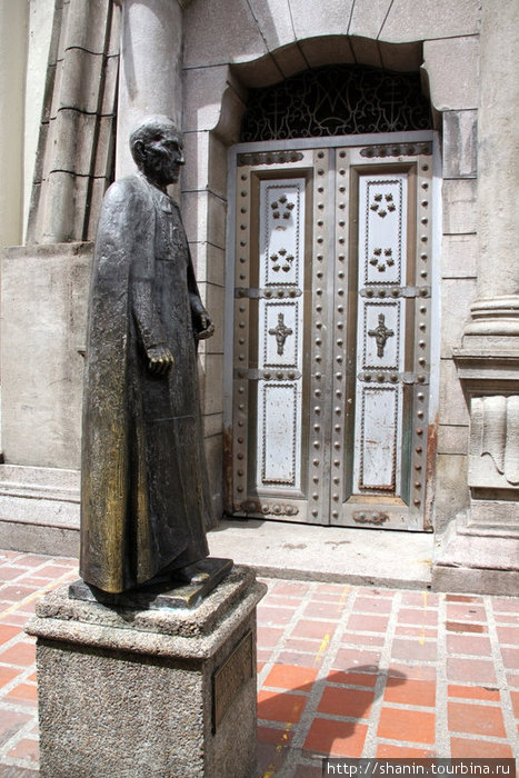 Памятник у бокового входа в собор Мерида, Венесуэла