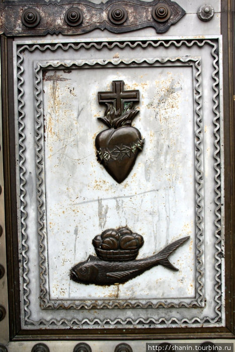 Символы христианства на двери собора Мерида, Венесуэла
