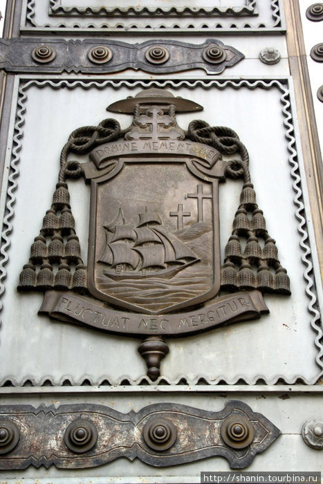 Герб на двери собора Мерида, Венесуэла