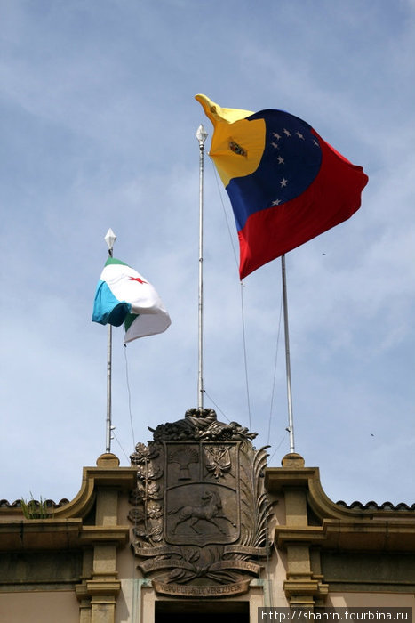Флаги на здании муниципалитета Мерида, Венесуэла
