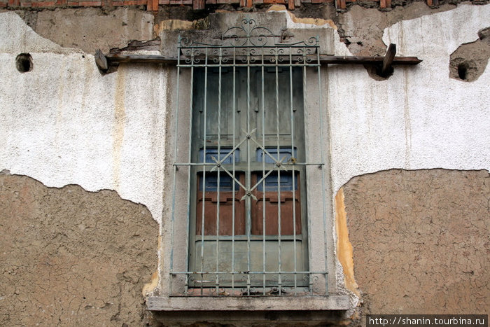 Окно старого дома Мерида, Венесуэла